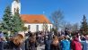 Łužyca-Dreh beim Osterreiten in Zerkwitz: Die Zerkwitzer Kirche - Start für das Osterreiten