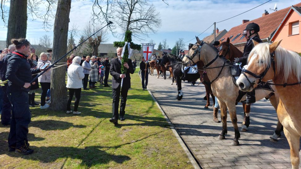 Łužyca-Dreh beim Osterreiten in Zerkwitz: Ragow - hier machen die Reiter eine kurze Pause