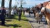 Łužyca-Dreh beim Osterreiten in Zerkwitz: Ragow - hier machen die Reiter eine kurze Pause