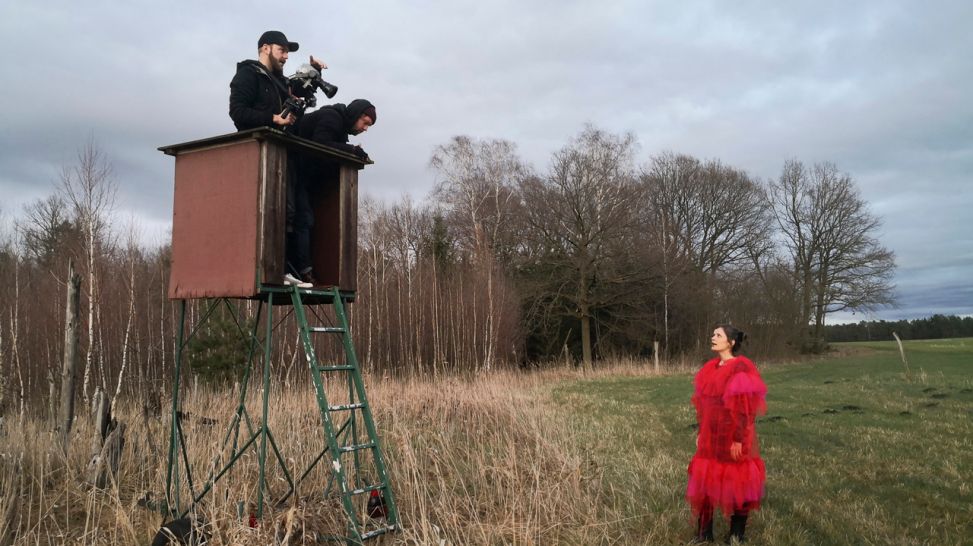 Kameramann Clemens Schiesko, Regisseur Erik Schiesko richten den Top Shot mit Sängerin Uta Šwejdźic ein