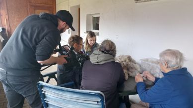 Bei den Spreeauen-Alpakas: Familie Scherry beim Sortieren der Alapaka Wolle