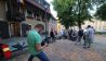 Wendischer Feriensprachkurs: Kursteilnehmer auf dem Klosterkirchplatz an der Jugendherberge