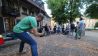 Wendischer Feriensprachkurs: Kursteilnehmer auf dem Klosterkirchplatz an der Jugendherberge