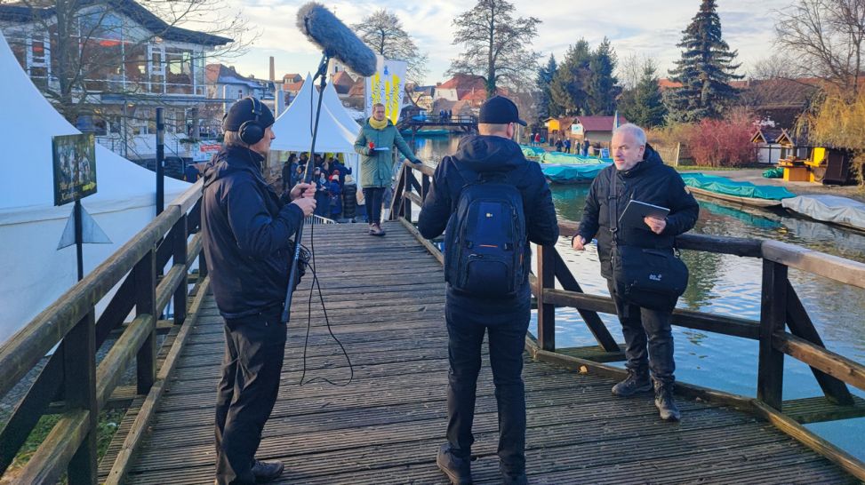Łužyca Modaufzeichnung: Das Team auf einer Brücke am Spreewaldhafen in Lübbenau