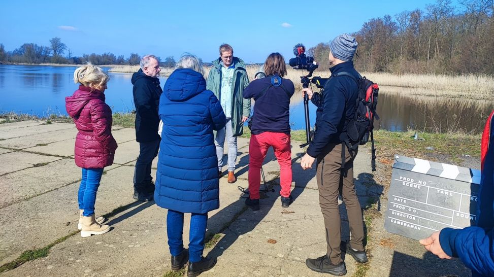 Dreharbeiten für Fernsehmagazin "Łužyca": Drehvorbereitungen am Oderufer in Urad