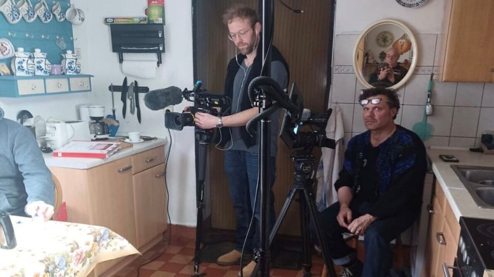 Dreharbeiten für Łužyca-Reportage: Autor und Kameramann Roman Pernack (Mi)