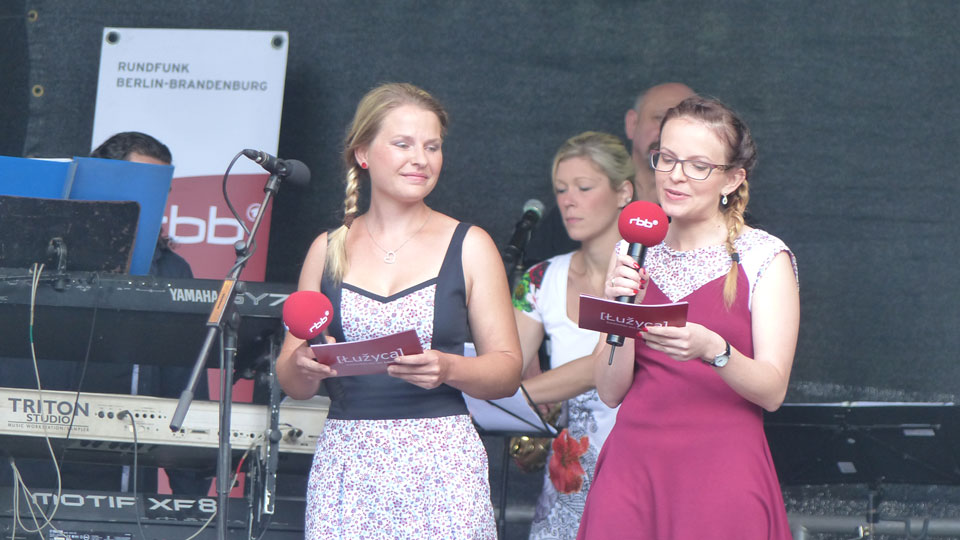 Sorbisches Fest 2016 in Cottbus: Moderatorinnen Jasmin Schomber und Katarzyna Fidek (Quelle: Horst Adam)