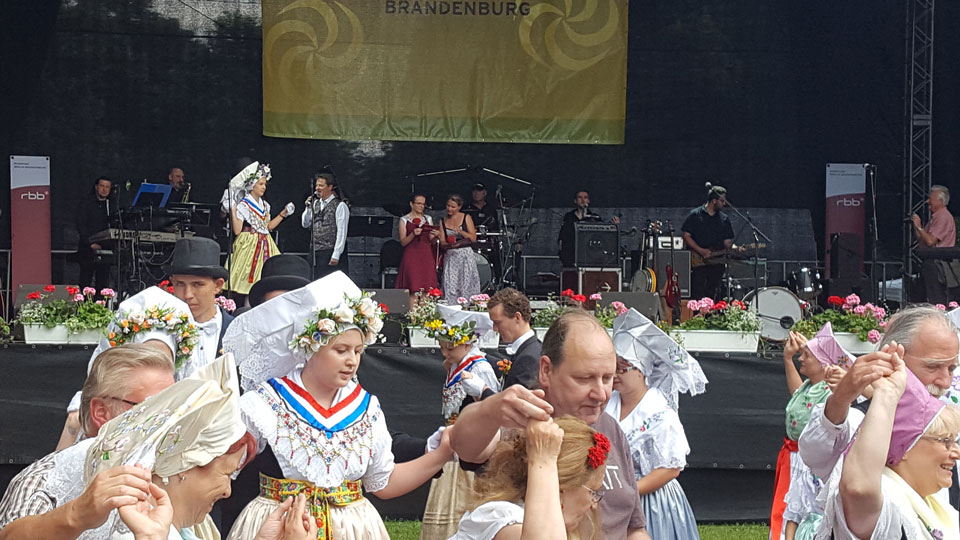 Sorbisches Fest 2016 in Cottbus: Gemeinsames Annemarie-Polka tanzen (Quelle: Sylvia Gransow)