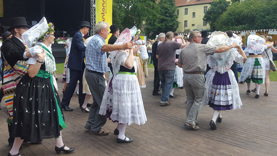 Sorbisches Fest 2016 in Cottbus: Gemeinsames Annemarie-Polka tanzen (Quelle: Sylvia Gransow)