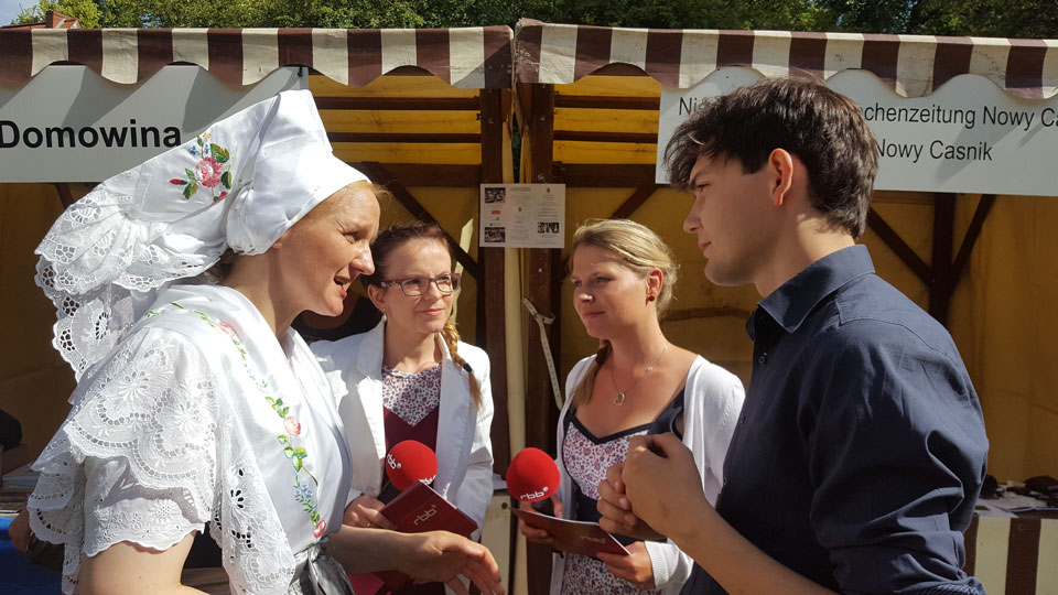 Sorbisches Fest 2016 in Cottbus: Moderatorinnen im Gespräch (Quelle: Sylvia Gransow)