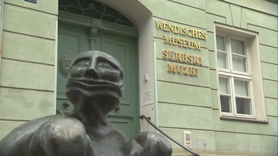 Sagenfigur "Nykus/Wassermann" vor dem Wendischen Museum in Cottbus (Quelle: rbb)