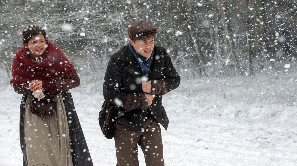 Valentin (Jascha Rust) und Luise (Nina Kaiser) kämpfen gegen den Schnee. Bild: MICHAEL IHLE / Radio Bremen