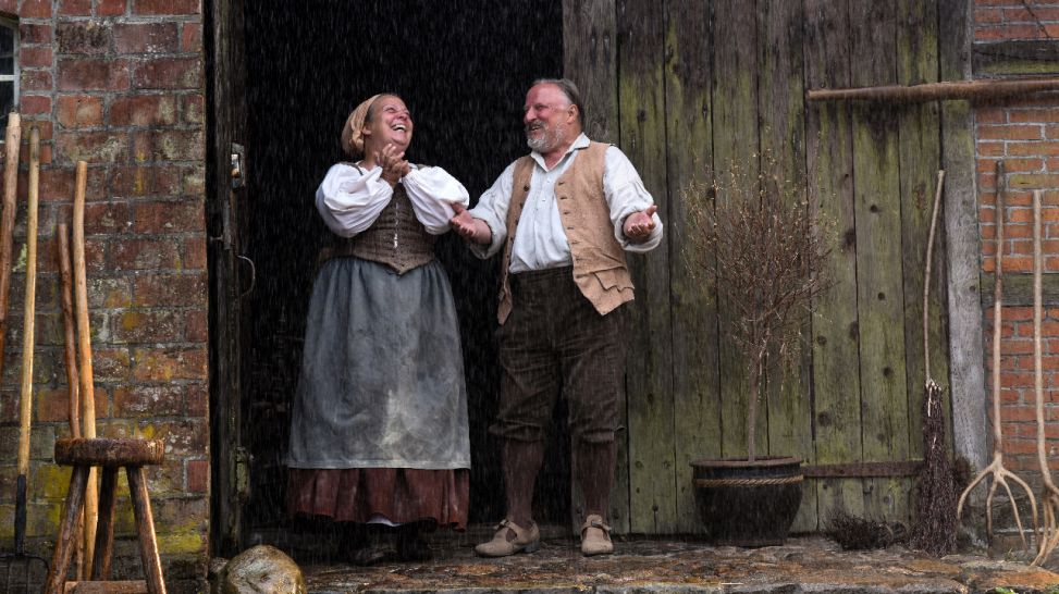 Stine und Iven treten staunend und zögernd in den Regen - Stine (Gabriela Maria Schmeide), Iven (Axel Prahl); NDR/Marion von der Mehden