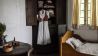 Marens Zimmer mit ihrem Hochzeiskleid; NDR/Marion von der Mehden
