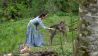 Marie (Friederike Becht) füttert im Wald ein Reh; Bild: Patricia Neligan
