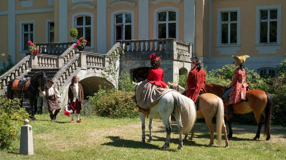 Prinz Lazlo, Prinz Amadeus und Prinzessin Aurora warten auf Prinz Ludwig für den Jagdausflug; rbb/MICHAEL RAHN