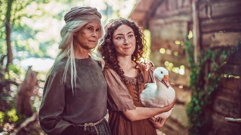 "Die Gänseprinzessin": Mina Christ als Prinzessin Polly an der Seite von Leslie Malton als magische Alte, Foto: SWR/Alina Hartwig