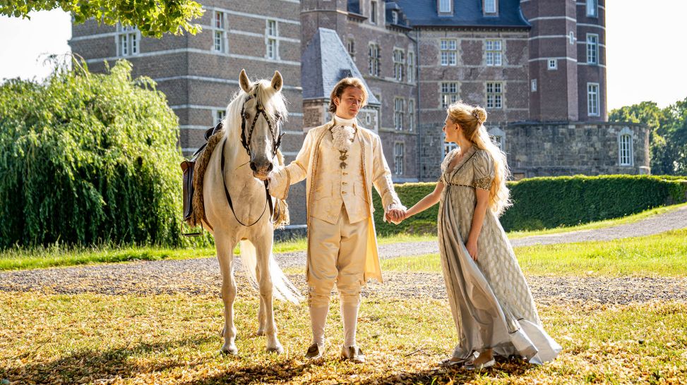 Helene (Caroline Hellwig) geht mit Prinz Lassmann (Stefan Gorski) im Schlossgarten spazieren