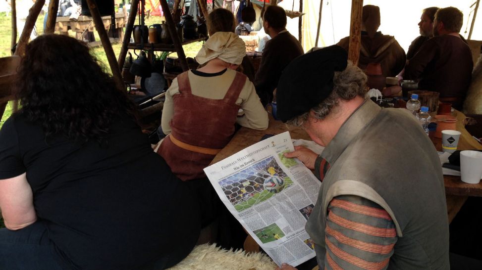Komparse liest Zeitung, Foto: rbb