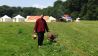 Mann geht mit Ziege über eine Wiese, Foto: rbb