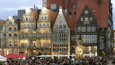 Festlich beleuchteter, historischer Marktplatz in Bremen (Quelle: dpa/Ingo Wagner)