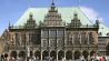 Die Freiheitsstatue Bremer Roland und der Giebel des Rathauses am historischen Markt der Freien Hansestadt Bremen (Quelle: dpa/Ingo Wagner)