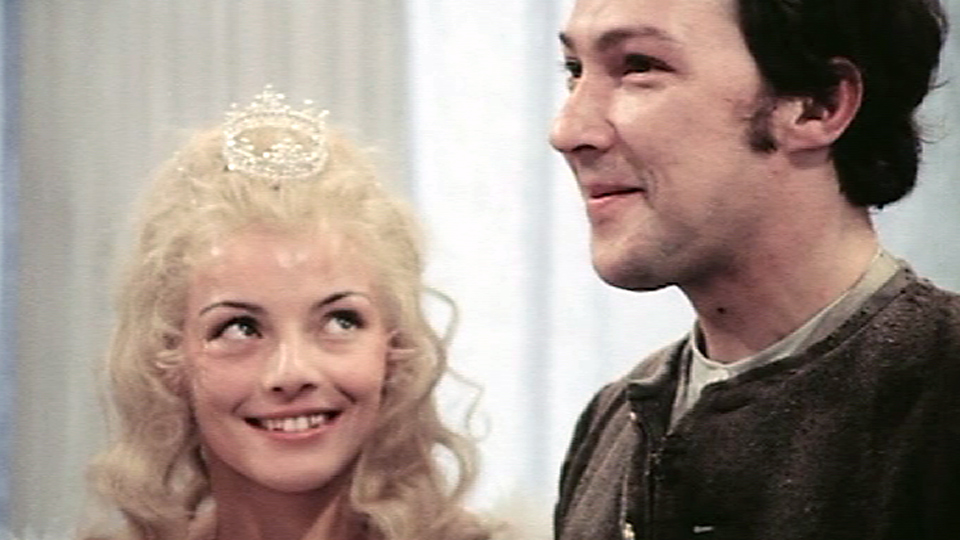 Der Soldat und die Prinzessin strahlend vor dem König (Quelle: rbb)