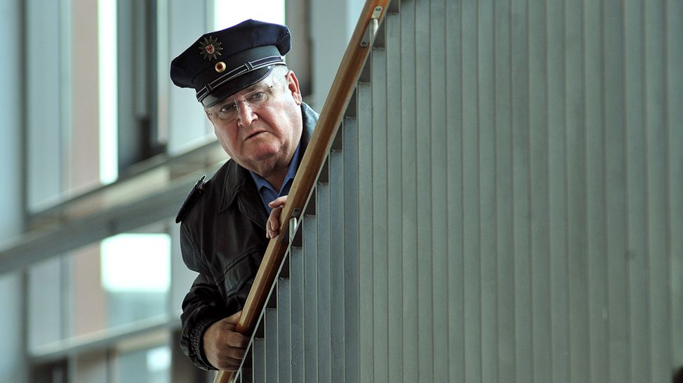 Polizeihauptmeister Horst Krause (Horst Krause) verfolgt im polizeilich gesperrten Schulgebäude einen Eindringling. (Quelle: rbb/Oliver Feist)