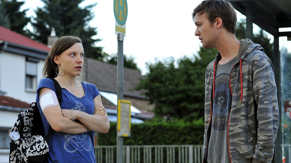 Ruben (Vincent Redetzki) versucht mit Jule (Isabel Bongard) zu sprechen (Quelle: rbb/Oliver Feist)