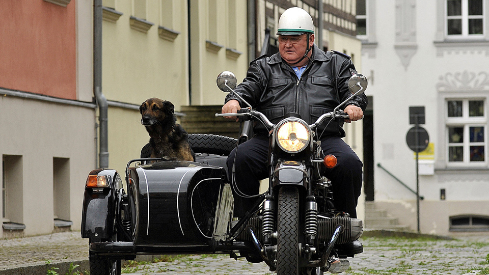 Polizeihauptmeister Krause (Horst Krause) ist froh, dass er wieder mit seinem geliebten Motorrad fahren kann. (Quelle: rbb/Oliver Feist)