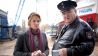 Kriminalhauptkommissarin Olga Lenski (Maria Simon) und Polizeihauptmeister Horst Krause (Horst Krause) verfolgen die Spur des tödlichen Lösungsmittels. (Quelle: rbb/Conny Klein)