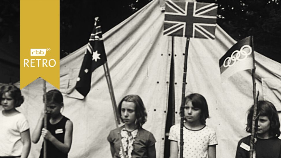Kinder mit Länderflaggen vor Zelt (Quelle: rbb)