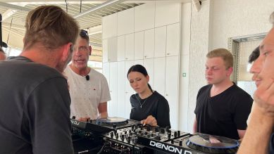 DJ-Workshop (Gruppe von Männern und Frauen); Quelle: rbb/Dagmar Lembke