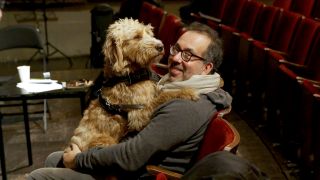 Barrie Kosky mit Hund auf dem Schoß (Bild: rbb/Markus Schmidt)