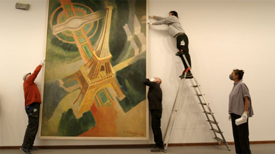 Robert Delaunays Gemälde "Eiffelturm" wird für die Eröffnungsausstellung gehangen (Bild: rbb/Markus Schmidt)