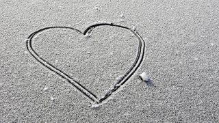 Ein Herz in den Schnee gemalt (Quelle: imago/Westend61)