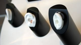 Hörgerät-Modelle in der Auslage eines Hörgeräte-Akustikers (Quelle: imago/Ina Peek)