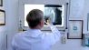 Arzt schaut sich Röntgenbilder an (Quelle: rbb/Cornelia Fischer Börold)