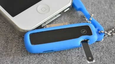 Diabetesmessgerät mit iPhone-Anschluss liegt unter einem iPhone