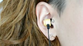 In-Ear Kopfhörer steckt in einem Frauenohr (Bild: rbb/Lucia Hennerici)