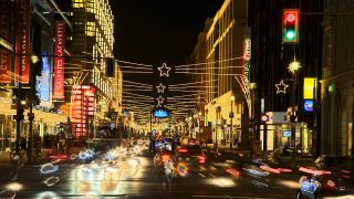 Weihnachtlich beleuchtete Straße in Berlin-Mitte (Quelle: imago/blickwinkel)