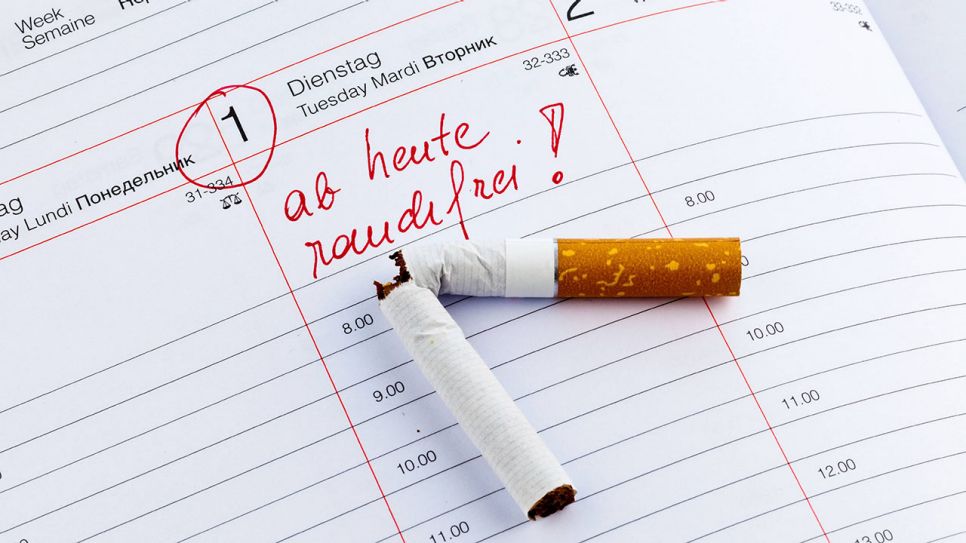 Durchgebrochene Zigarette liegt auf einem Kalender, der den 1. Januar anzeigt (Quelle: imago/McPHOTO)