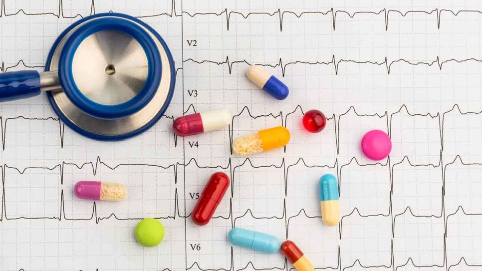 Symbolbild Bluthochdruck: Tabletten und Stethoskop auf EKG (Quelle: Colourbox)