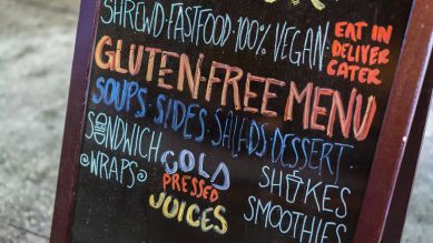 Schild, auf dem glutenfreies Essen angepriesen wird (Quelle: imago/Levine-Roberts)