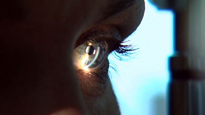Lichtstrahl im Auge von einer Augenuntersuchung (Quelle: rbb)