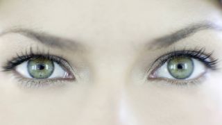 Augenpartie von einer Frau (Quelle: imago/Science Photo Library)