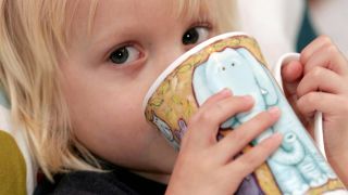 Kleines Kind trinkt Tee (Quelle: imago/Rubra)
