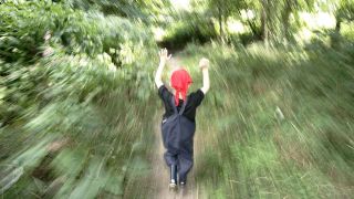 Kleiner Junge läuft durch den Wald, Zoomeffekt (Quelle: imago/Ralph Peters)