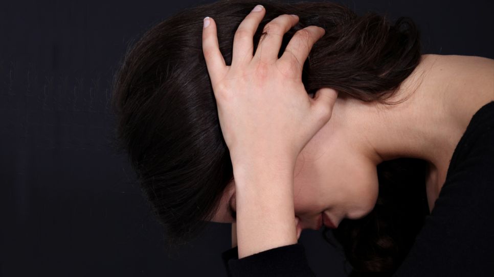 Eine Frau hält sich den Kopf vor Schmerzen (Quelle: colourbox)