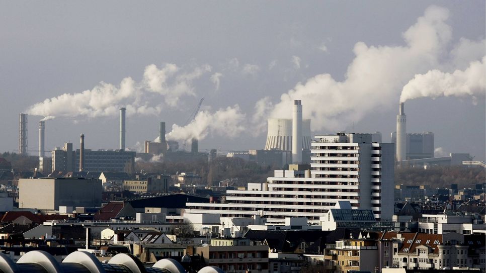 Rauchende Schornsteine über den Dächern von Berlin (Quelle: imago/Reiner Zensen)